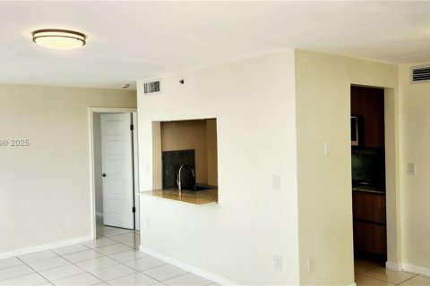 Condo in Miami Beach, Florida, 2 bedrooms  № 1952830 - photo 15