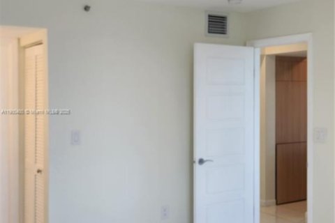 Condo in Miami Beach, Florida, 2 bedrooms  № 1952830 - photo 28