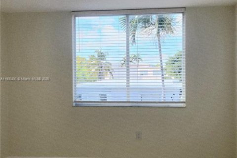 Condo in Miami Beach, Florida, 2 bedrooms  № 1952830 - photo 30