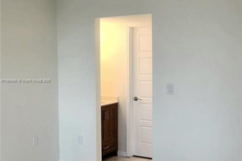 Condo in Miami Beach, Florida, 2 bedrooms  № 1952830 - photo 29