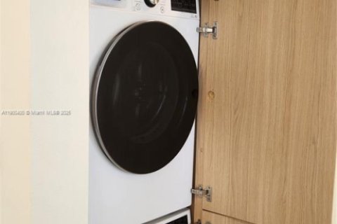 Condo in Miami Beach, Florida, 2 bedrooms  № 1952830 - photo 26