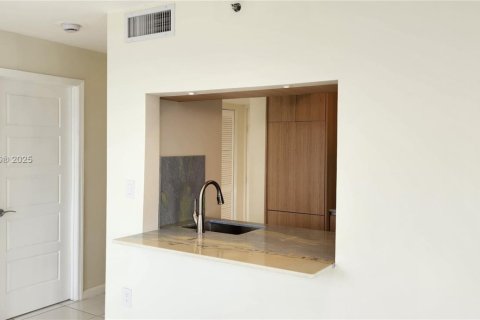 Condo in Miami Beach, Florida, 2 bedrooms  № 1952830 - photo 17