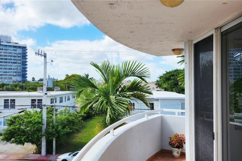 Condo in Miami Beach, Florida, 2 bedrooms  № 1952830 - photo 7