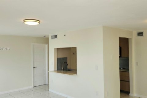 Condo in Miami Beach, Florida, 2 bedrooms  № 1952830 - photo 18