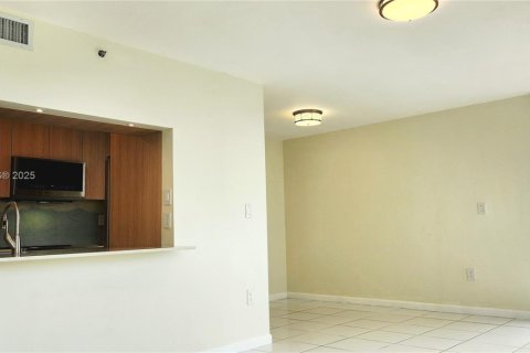 Condo in Miami Beach, Florida, 2 bedrooms  № 1952830 - photo 16