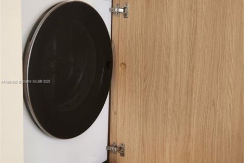 Condo in Miami Beach, Florida, 2 bedrooms  № 1952830 - photo 27