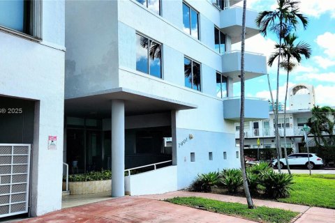 Condo in Miami Beach, Florida, 2 bedrooms  № 1952830 - photo 5