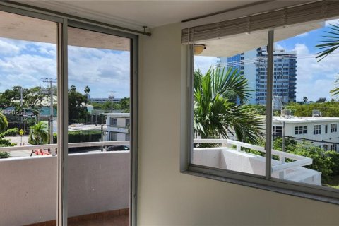 Condo in Miami Beach, Florida, 2 bedrooms  № 1952830 - photo 10