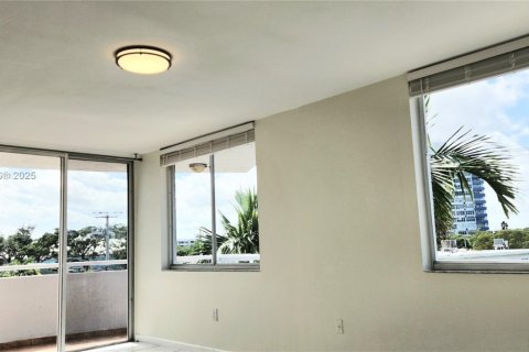 Condo in Miami Beach, Florida, 2 bedrooms  № 1952830 - photo 11