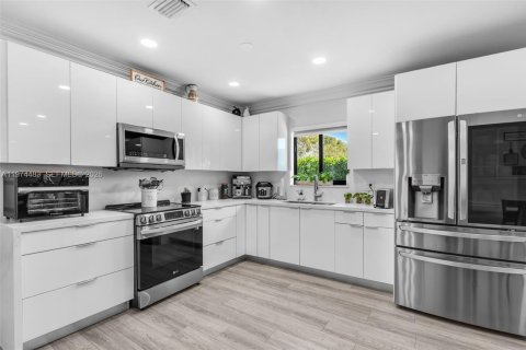 Casa en venta en Hialeah, Florida, 4 dormitorios, 174.47 m2 № 2042687 - foto 6