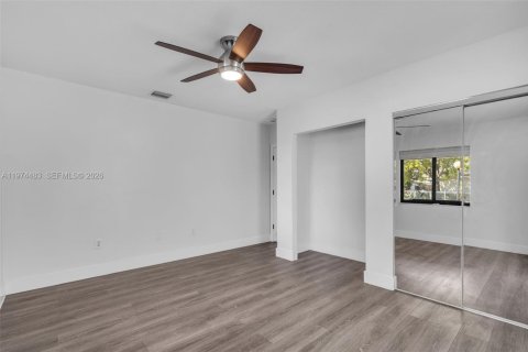 Casa en venta en Hialeah, Florida, 4 dormitorios, 174.47 m2 № 2042687 - foto 16