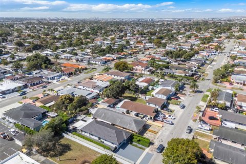 Casa en venta en Hialeah, Florida, 4 dormitorios, 174.47 m2 № 2042687 - foto 29