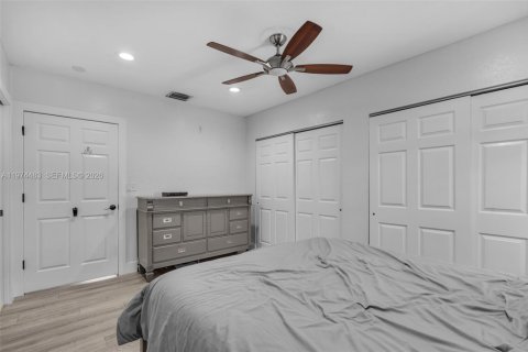 Casa en venta en Hialeah, Florida, 4 dormitorios, 174.47 m2 № 2042687 - foto 12