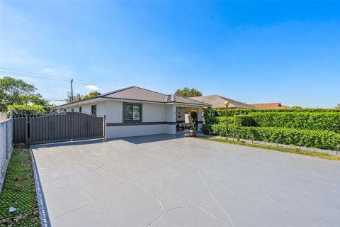 Casa en venta en Hialeah, Florida, 4 dormitorios, 174.47 m2 № 2042687 - foto 2