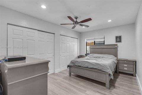 Casa en venta en Hialeah, Florida, 4 dormitorios, 174.47 m2 № 2042687 - foto 11