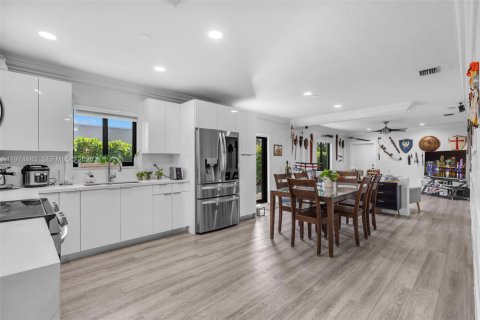 Casa en venta en Hialeah, Florida, 4 dormitorios, 174.47 m2 № 2042687 - foto 5