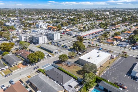 Casa en venta en Hialeah, Florida, 4 dormitorios, 174.47 m2 № 2042687 - foto 28