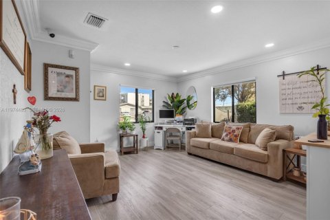 Casa en venta en Hialeah, Florida, 4 dormitorios, 174.47 m2 № 2042687 - foto 4