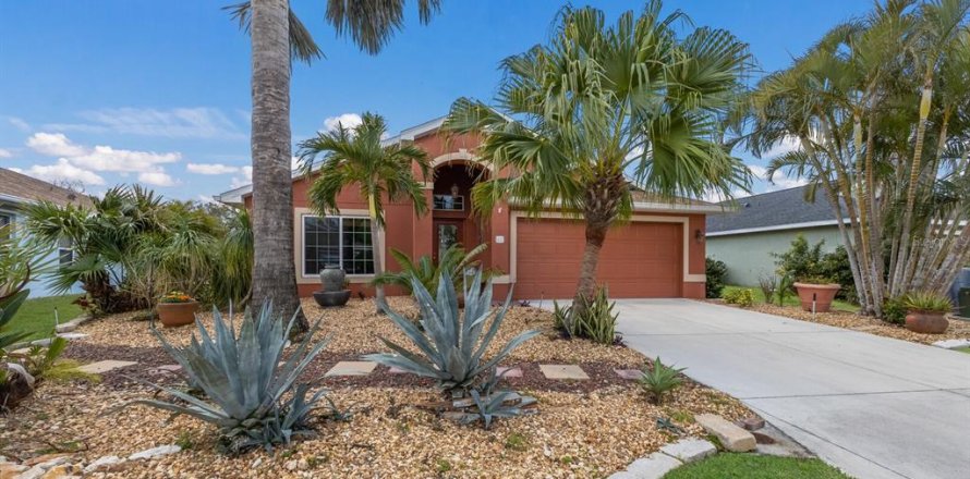 House in Palmetto, Florida 3 bedrooms, 174.28 sq.m. № 1722973
