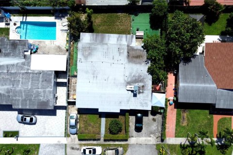 Villa ou maison à vendre à Hialeah, Floride: 2 chambres, 225.1 m2 № 1788500 - photo 4