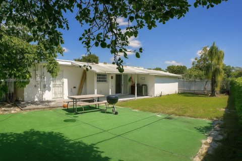 Villa ou maison à vendre à Hialeah, Floride: 2 chambres, 225.1 m2 № 1788500 - photo 5