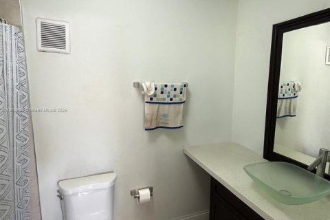 Villa ou maison à vendre à Hialeah, Floride: 2 chambres, 225.1 m2 № 1788500 - photo 19