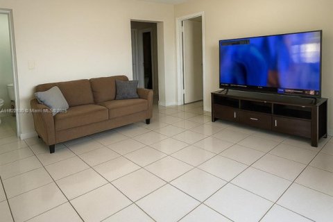 Villa ou maison à vendre à Hialeah, Floride: 2 chambres, 225.1 m2 № 1788500 - photo 18