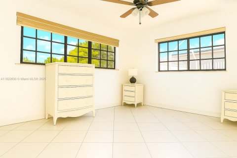 Villa ou maison à vendre à Hialeah, Floride: 2 chambres, 225.1 m2 № 1788500 - photo 10