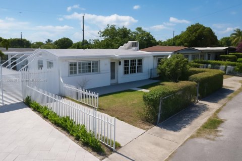 Villa ou maison à vendre à Hialeah, Floride: 2 chambres, 225.1 m2 № 1788500 - photo 3