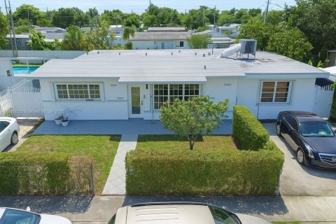 Villa ou maison à vendre à Hialeah, Floride: 2 chambres, 225.1 m2 № 1788500 - photo 2