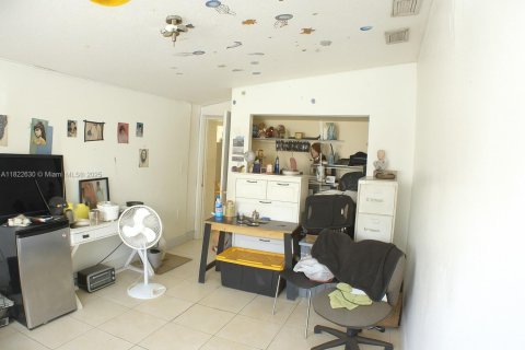 Villa ou maison à vendre à Hialeah, Floride: 2 chambres, 225.1 m2 № 1788500 - photo 14