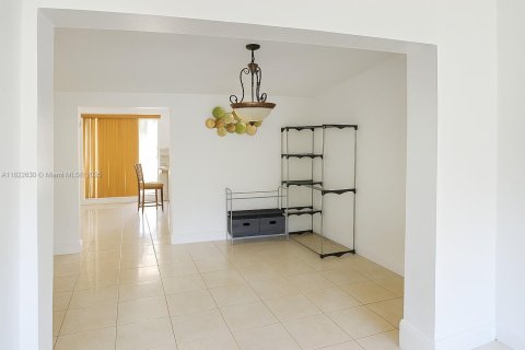 Villa ou maison à vendre à Hialeah, Floride: 2 chambres, 225.1 m2 № 1788500 - photo 7