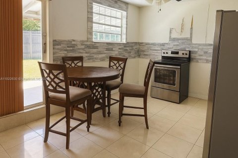 Villa ou maison à vendre à Hialeah, Floride: 2 chambres, 225.1 m2 № 1788500 - photo 17
