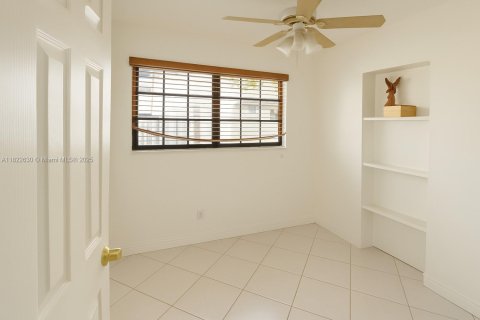 Villa ou maison à vendre à Hialeah, Floride: 2 chambres, 225.1 m2 № 1788500 - photo 12