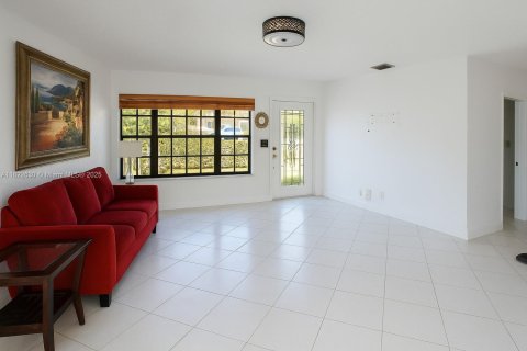 Villa ou maison à vendre à Hialeah, Floride: 2 chambres, 225.1 m2 № 1788500 - photo 6