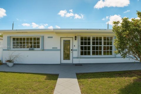 Villa ou maison à vendre à Hialeah, Floride: 2 chambres, 225.1 m2 № 1788500 - photo 1