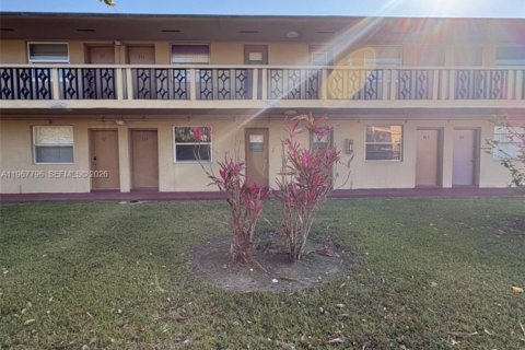 Condo in Miami, Florida, 1 bedroom  № 2029152 - photo 12