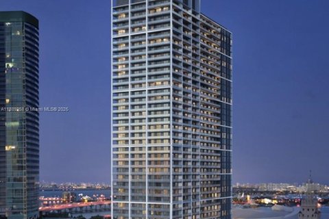 Condo in Miami, Florida, 1 bedroom  № 1938799 - photo 1