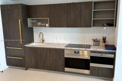 Condo in Miami, Florida, 1 bedroom  № 1938799 - photo 6