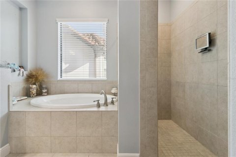 House in Tampa, Florida 6 bedrooms, 336.31 sq.m. № 2404759 - photo 23