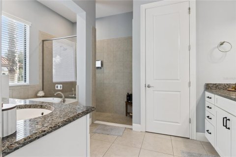 House in Tampa, Florida 6 bedrooms, 336.31 sq.m. № 2404759 - photo 22