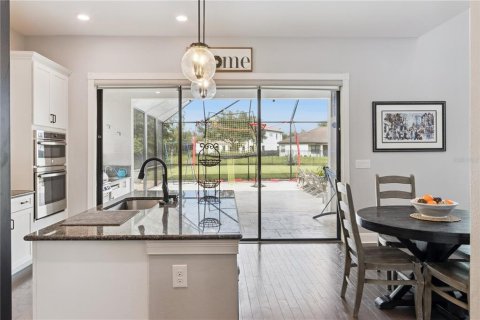 House in Tampa, Florida 6 bedrooms, 336.31 sq.m. № 2404759 - photo 12