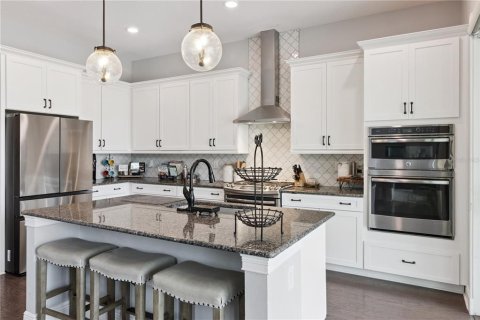 House in Tampa, Florida 6 bedrooms, 336.31 sq.m. № 2404759 - photo 11