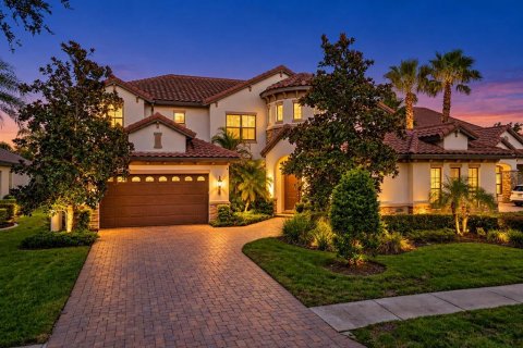 House in Tampa, Florida 6 bedrooms, 336.31 sq.m. № 2404759 - photo 3