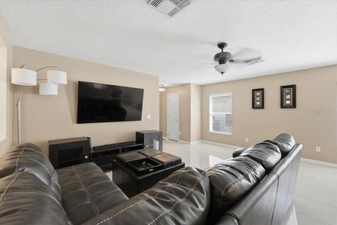 House in Orlando, Florida 3 bedrooms, 157.66 sq.m. № 2210550 - photo 2