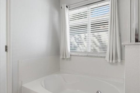 House in Orlando, Florida 3 bedrooms, 157.66 sq.m. № 2210550 - photo 15