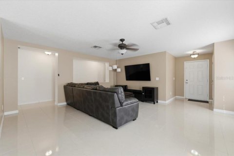 House in Orlando, Florida 3 bedrooms, 157.66 sq.m. № 2210550 - photo 4
