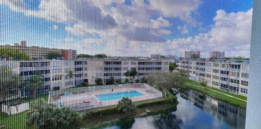 Кондоминиум с 2 спальнями в Майами, Флорида № 2033621