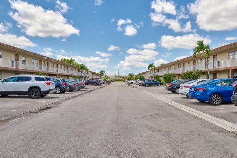 Condo in Margate, Florida, 2 bedrooms  № 1096363 - photo 1