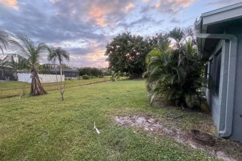 Villa ou maison à louer à Port St. Lucie, Floride: 3 chambres, 159.42 m2 № 2439281 - photo 8